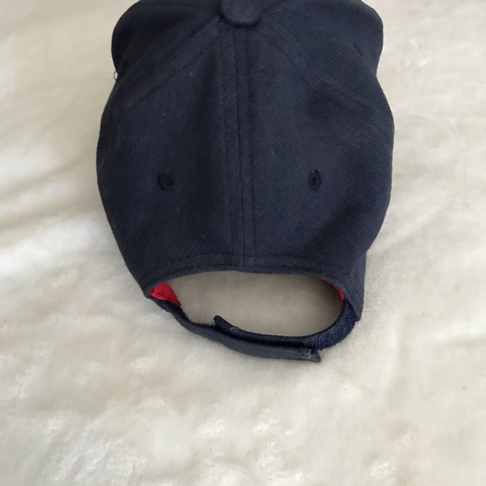 Oilers hat. - Picture 3 of 5